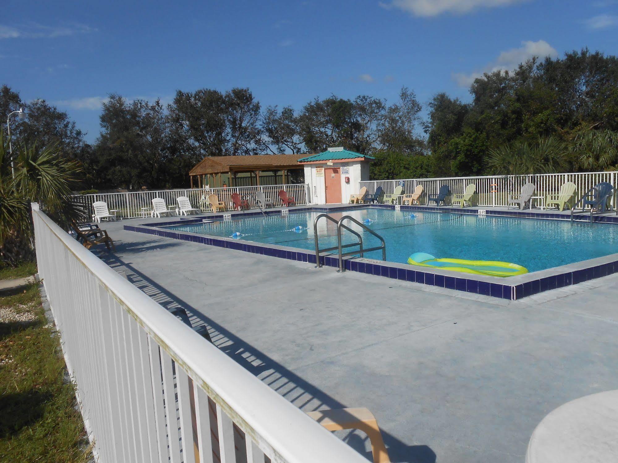 Executive Garden Titusville Hotel Exterior photo